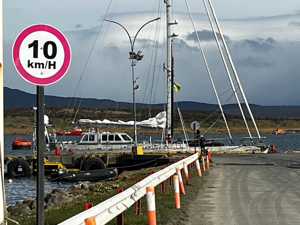 Polémica por el yate de Greenpeace: aseguraron a las autoridades en Magallanes que harían turismo pero recopilan información&nbsp;sensible